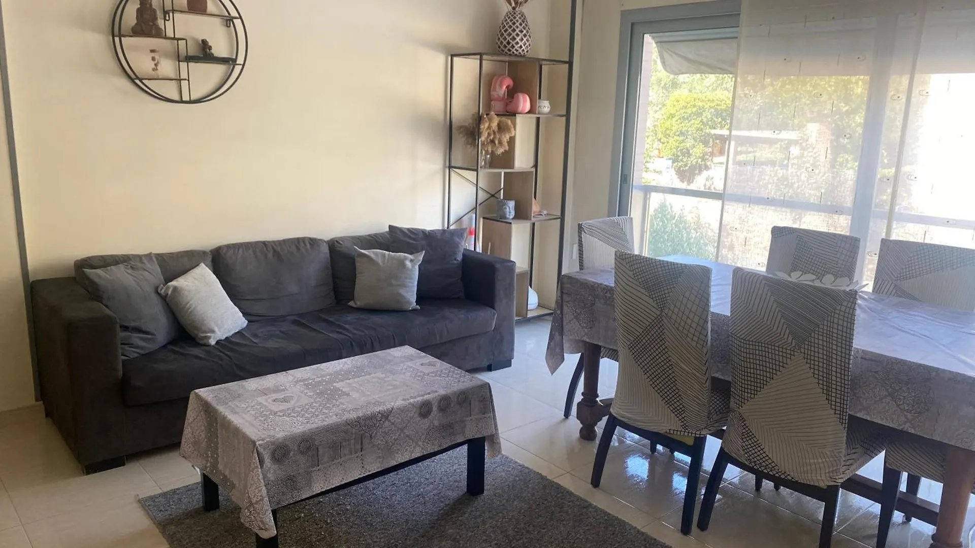Appartement Climatise + Garage Roses